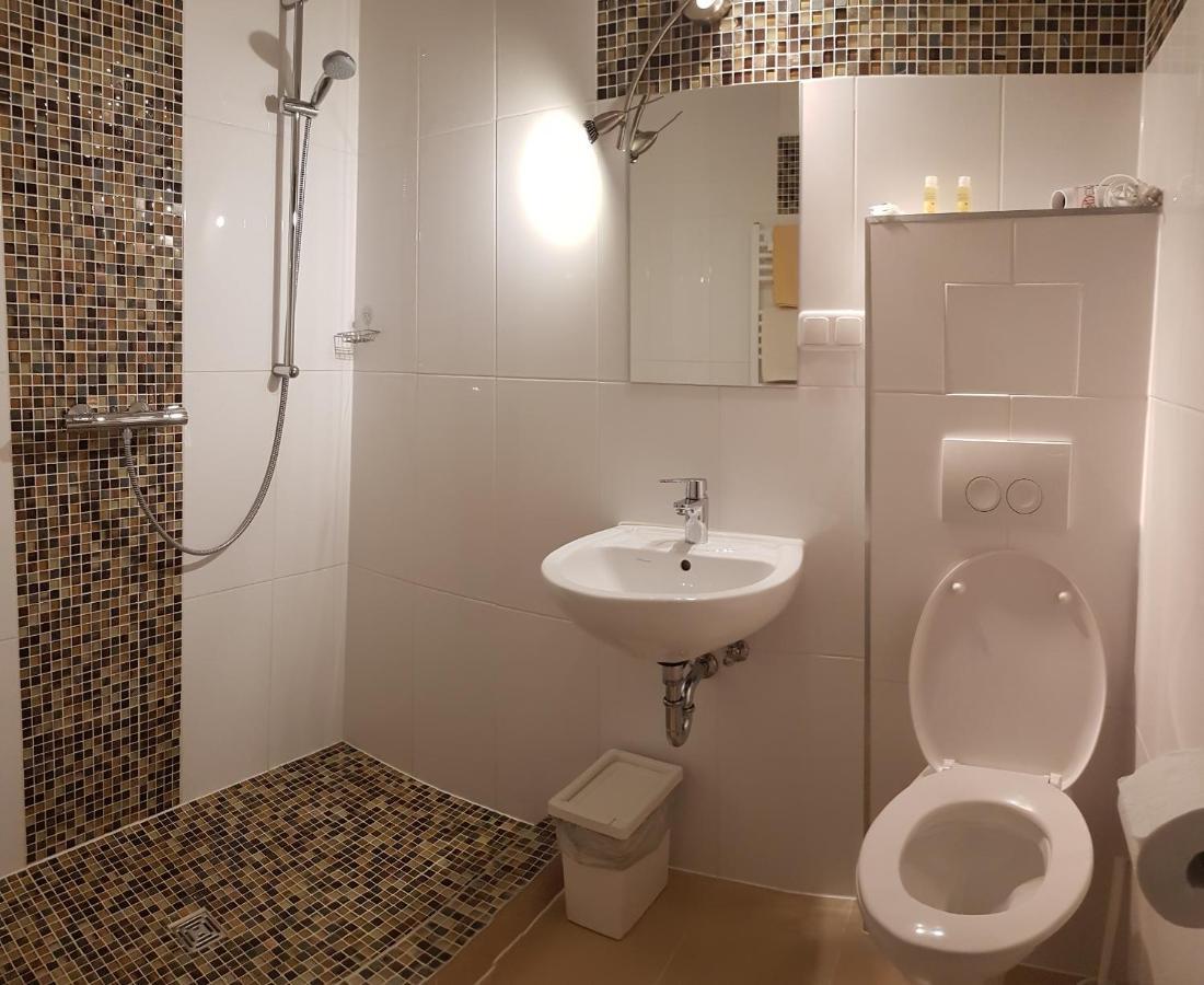 Drei Baeren Inn Aichach Esterno foto