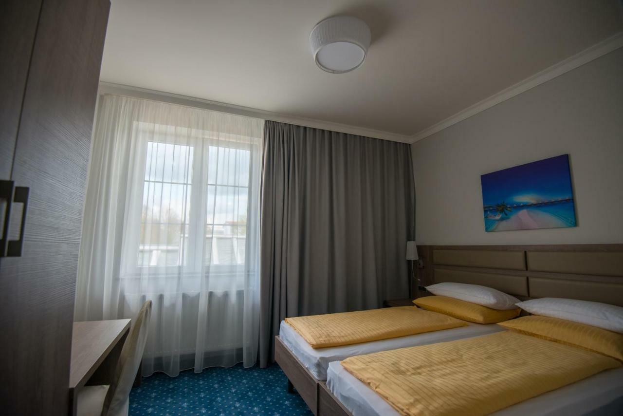 Drei Baeren Inn Aichach Esterno foto
